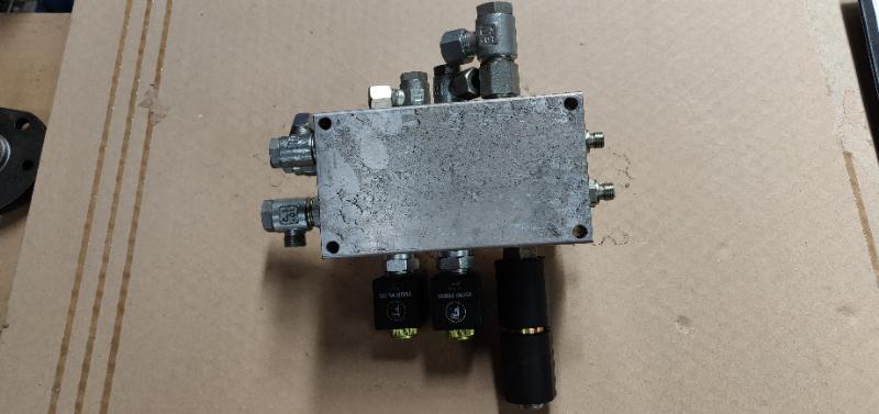 Pièce matériel de récolte - Cueilleur à maïs - BLOC ELECTRO HYDRAULIQUE