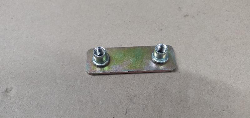 Pièce matériel de récolte - Cueilleur à maïs - PLAQUE AVEC PRISONNIER